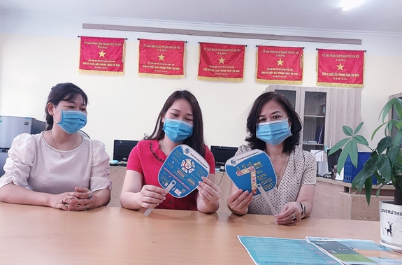 Quạt "7 nhớ", "5K" nhiều tác dụng của Hội Liên hiệp phụ nữ huyện Đông Anh (Hà Nội).
