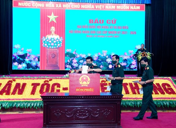 Cử tri các đơn vị quân đội tham gia bỏ phiếu thực hiện quyền và nghĩa vụ công dân