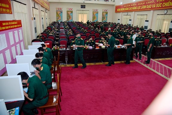 Cử tri các đơn vị quân đội tham gia bỏ phiếu thực hiện quyền và nghĩa vụ công dân