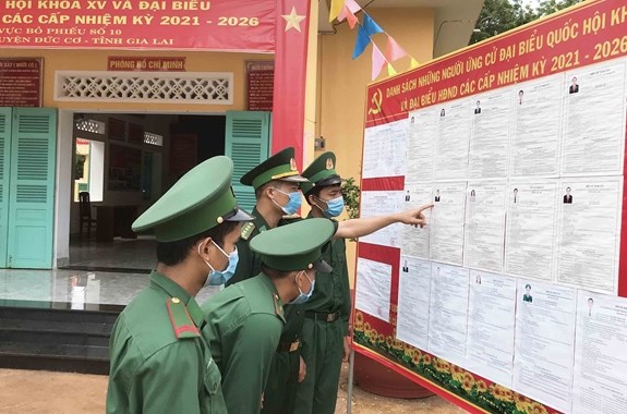 Cử tri các đơn vị quân đội tham gia bỏ phiếu thực hiện quyền và nghĩa vụ công dân