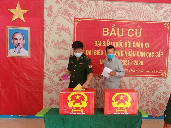 Cử tri các đơn vị quân đội tham gia bỏ phiếu thực hiện quyền và nghĩa vụ công dân