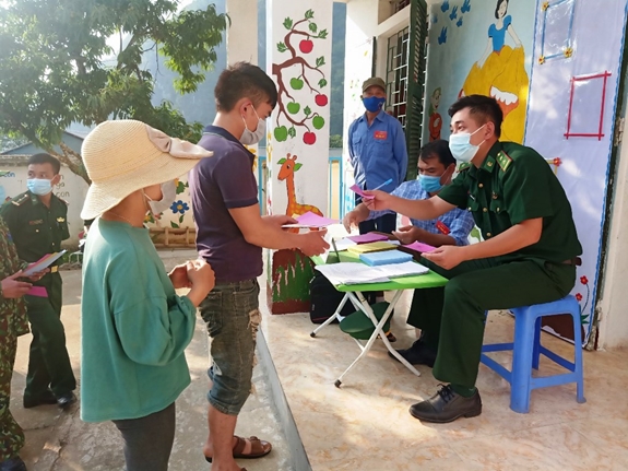 Cử tri các đơn vị quân đội tham gia bỏ phiếu thực hiện quyền và nghĩa vụ công dân