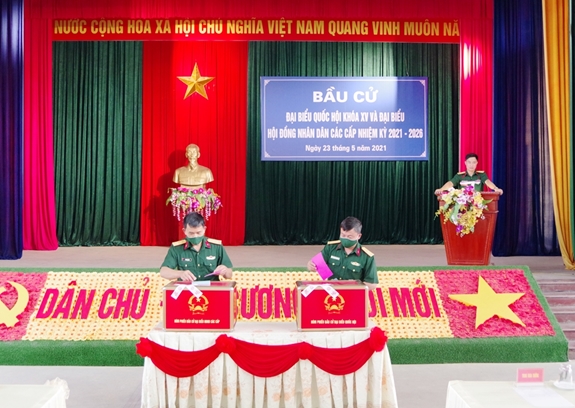 Cử tri các đơn vị quân đội tham gia bỏ phiếu thực hiện quyền và nghĩa vụ công dân