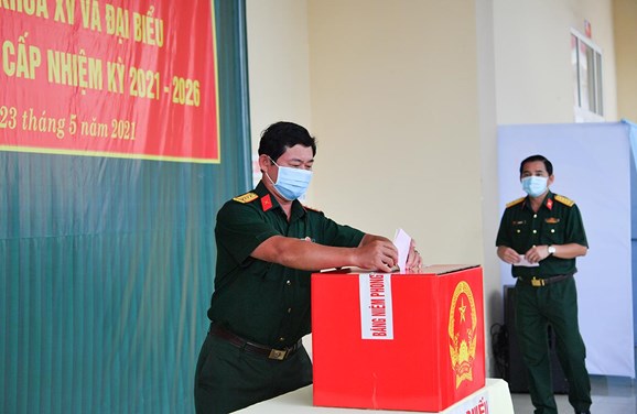 Cử tri các đơn vị quân đội tham gia bỏ phiếu thực hiện quyền và nghĩa vụ công dân