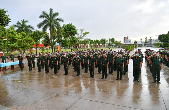Cử tri các đơn vị quân đội tham gia bỏ phiếu thực hiện quyền và nghĩa vụ công dân