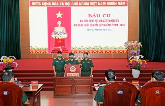 Cử tri các đơn vị quân đội tham gia bỏ phiếu thực hiện quyền và nghĩa vụ công dân