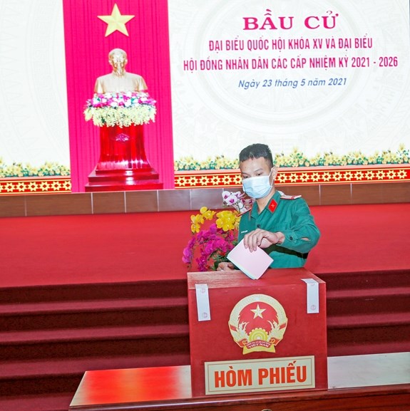 Cử tri các đơn vị quân đội tham gia bỏ phiếu thực hiện quyền và nghĩa vụ công dân