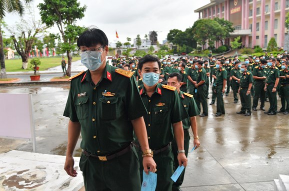 Cử tri các đơn vị quân đội tham gia bỏ phiếu thực hiện quyền và nghĩa vụ công dân
