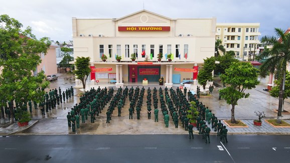 Cử tri các đơn vị quân đội tham gia bỏ phiếu thực hiện quyền và nghĩa vụ công dân