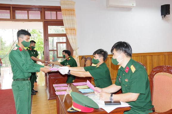 Cử tri các đơn vị quân đội tham gia bỏ phiếu thực hiện quyền và nghĩa vụ công dân