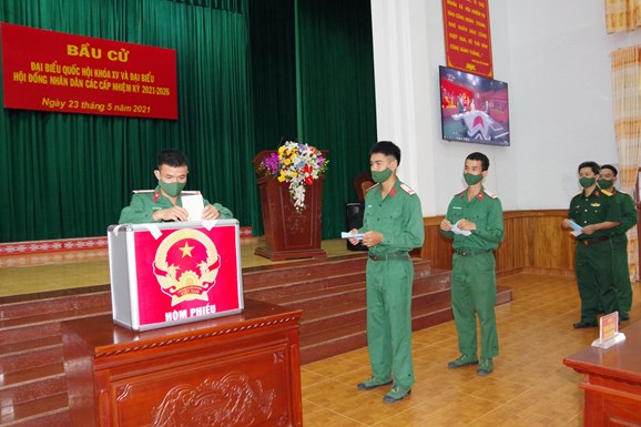Cử tri các đơn vị quân đội tham gia bỏ phiếu thực hiện quyền và nghĩa vụ công dân