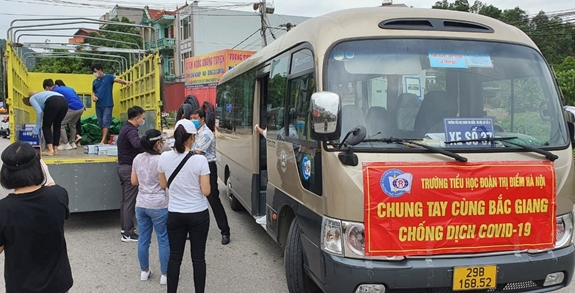 Cán bộ, giáo viên, học sinh Trường tiểu học Đoàn Thị Điểm (Hà Nội) gửi hàng, quà ủng hộ đồng bào nơi tâm dịch Bắc Giang. Ảnh: TUẤN SƠN.