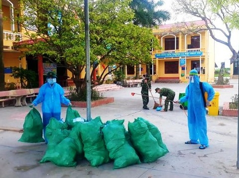 Vợ chồng không hẹn mà gặp ở nơi tuyến đầu chống dịch