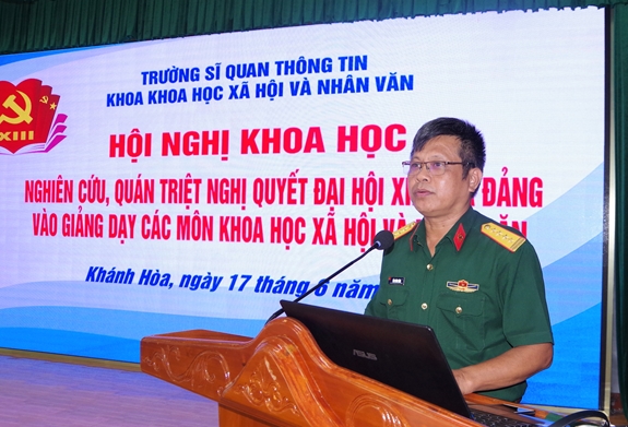 Đại tá Tống Hùng Dũng, Bí thư Đảng ủy, Chính ủy Nhà trường phát biểu chỉ đạo hội nghị.