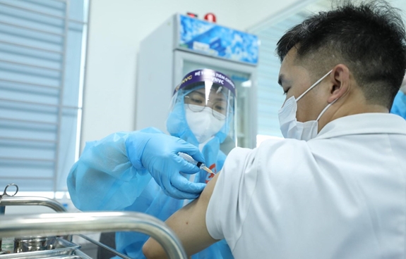 Tiêm chủng vaccine phòng Covid-19. Ảnh minh họa:TTXVN.