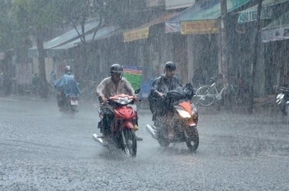 Theo Trung tâm Dự báo Khí tượng Thủy văn Quốc gia, cơn mưa "vàng" xuất hiện đêm nay sẽ giải nhiệt cho Hà Nội sau chuỗi ngày nắng nóng gay gắt. Ảnh minh họa: TTXVN