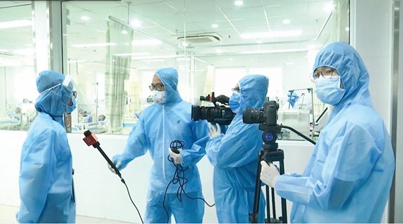 Phóng viên tác nghiệp tại tâm dịch Đà Nẵng năm 2020. Ảnh: nguoilambao.vn