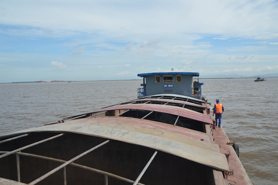 Tàu chở than không rõ nguồn gốc.