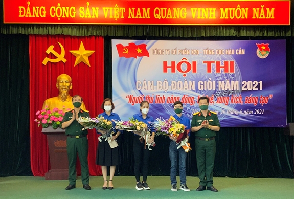 Đại tá Vũ Văn Nhất, Bí thư Đảng ủy, Chủ tịch Hội đồng Quản trị Công ty cổ phần X20 (đầu tiên bên trái) trao thưởng cho các thí sinh đạt giải tại hội thi.