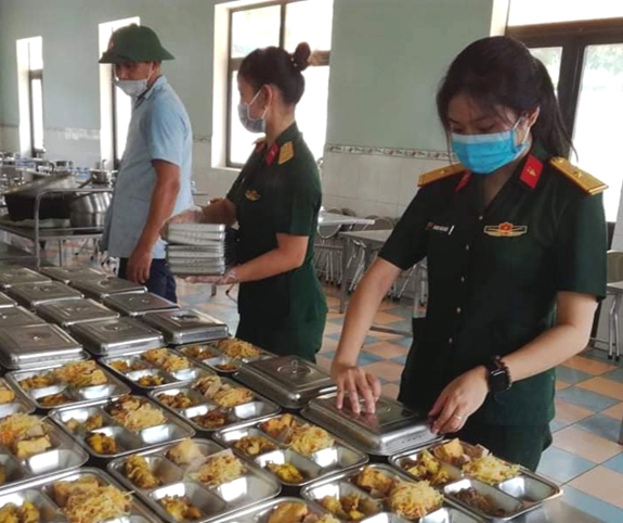 Hội viên phụ nữ Lữ đoàn Tăng thiết giáp 206 chuẩn bị bữa ăn cho cán bộ, chiến sĩ Tiểu đoàn 2.