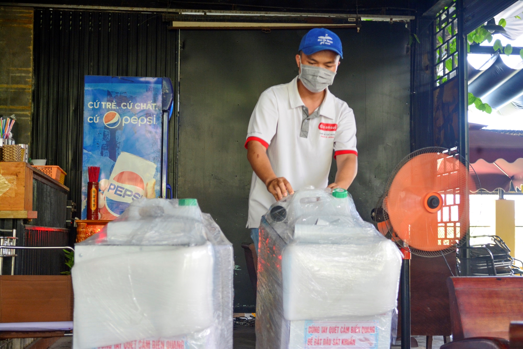 Nhấn vào ảnh để phóng to Chuyện về "chiến sĩ" chống dịch Covid-19 nơi phố biển