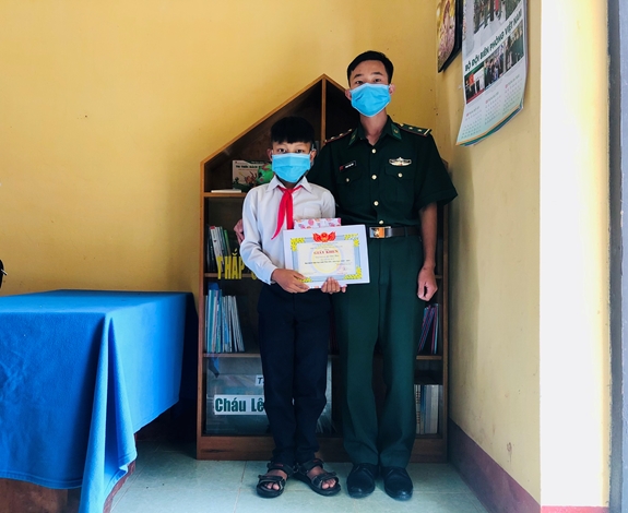 Những người "cha nuôi" ở Đồn Biên phòng cửa khẩu A Đớt