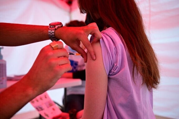 Người dân Pháp tiêm vaccine Covid-19 tại trung tâm tiêm chủng ở Paris ngày 29-6. Ảnh: AFP.