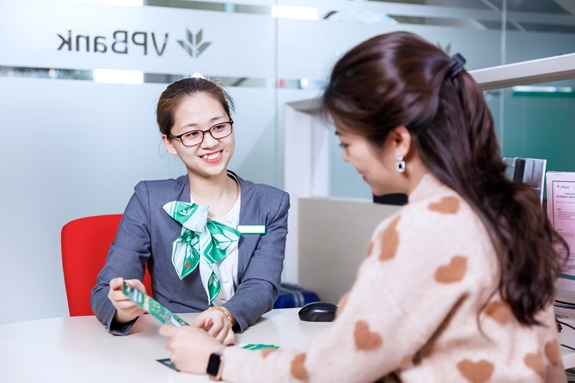 Khách hàng giao dịch tại VPBank (ảnh chụp trước ngày 27-4-2021).