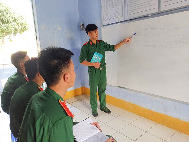 Thượng sĩ Tô Anh Tuấn phụ đạo tiếng Anh cho học viên trong lớp.