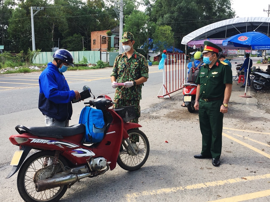 Tham gia kiểm soát phòng dịch trên các tuyến giao thông.