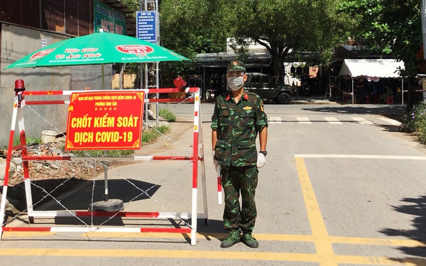 Canh trực tại chốt kiểm soát trong khu phong tỏa.