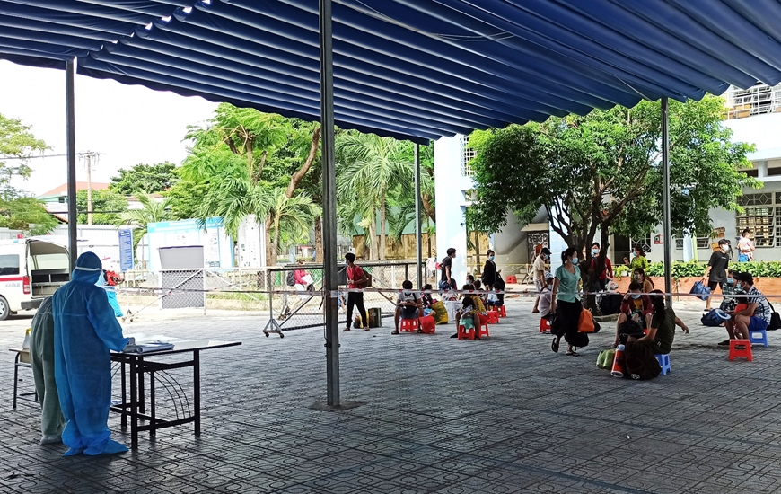 Hỗ trợ hướng dẫn khai báo y tế tại khu cách ly tập trung.