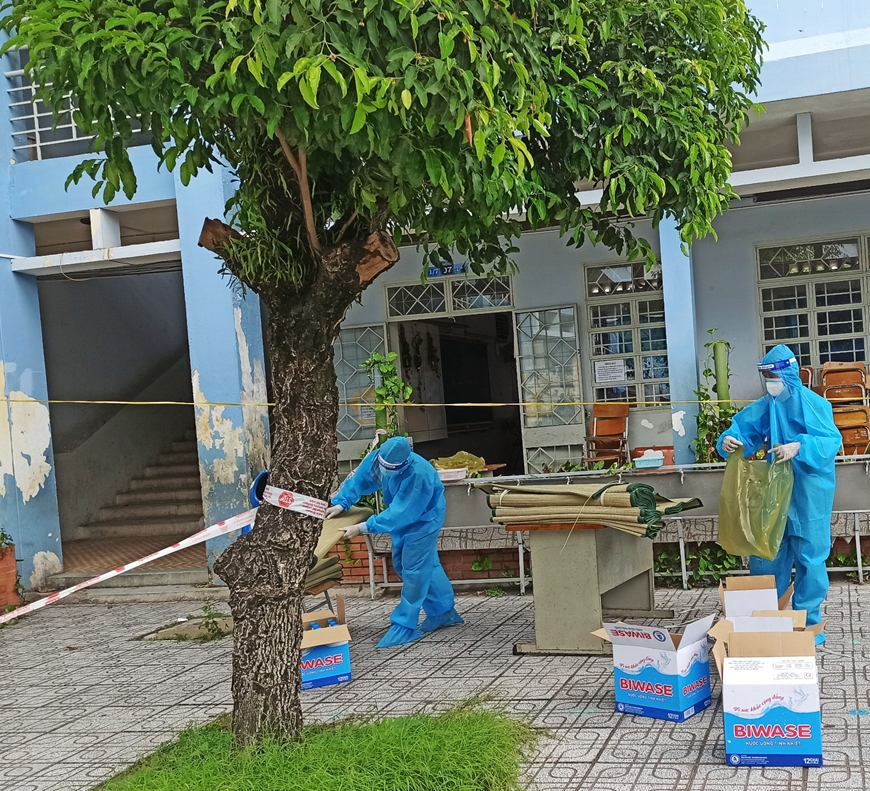Vận chuyển đồ đạc giúp người dân cách ly y tế.