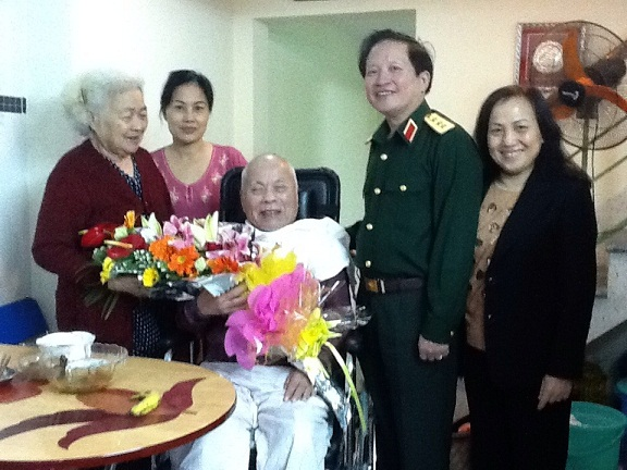 Vị tướng cởi áo tặng chiến sĩ