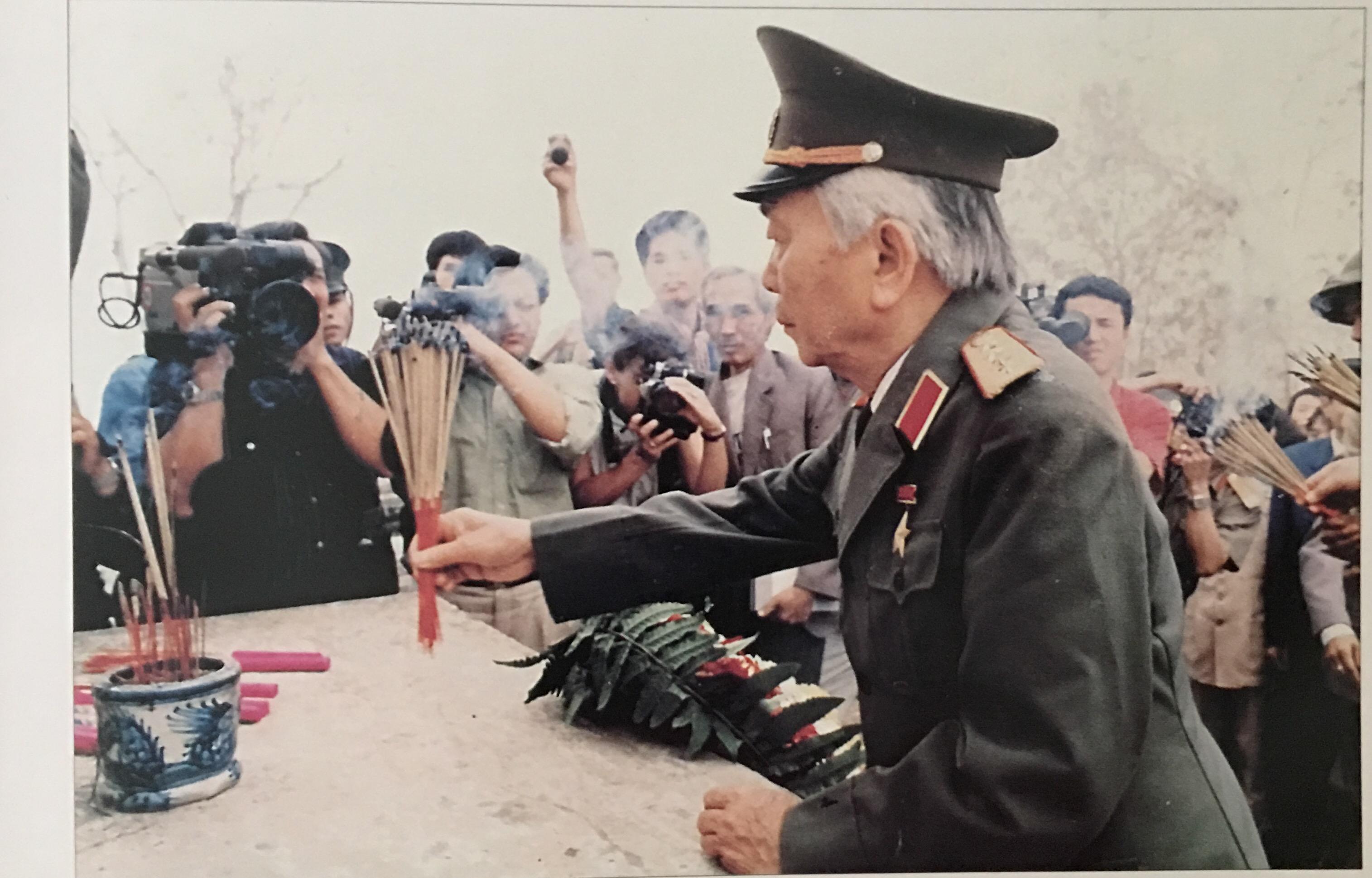 Vị Tổng tư lệnh và nén hương rơi