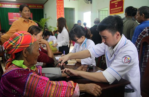 中国台湾医疗队在林同省免费看病 发放药品