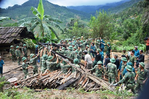 Troops help flood-hit people in Yen Bai