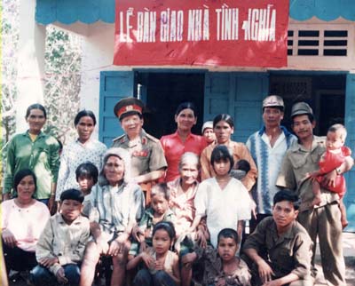 Làm con nuôi của  người… hủi