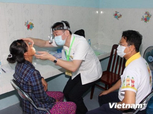 中国台湾医生为越南同奈省贫困病人看治病