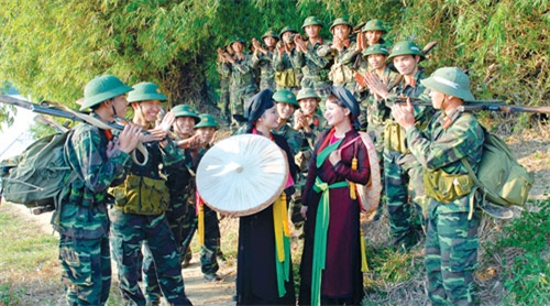 “Bên cây súng, luôn có đàn, có sách”