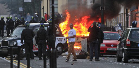 Thủ tướng Anh họp khẩn cấp vì bạo loạn ở Luân Đôn